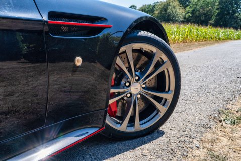 Aston Martin Vantage S V12 Manual 7