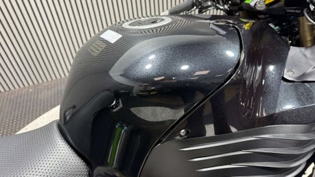 Kawasaki ZZR1400 2010 ONLY 30K STUNNING BIKE PANNIERS LONG MOT WARRANTY 1400CC 22