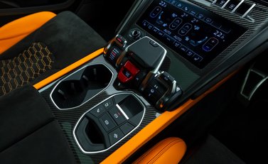 Lamborghini Urus Pearl Capsule 26