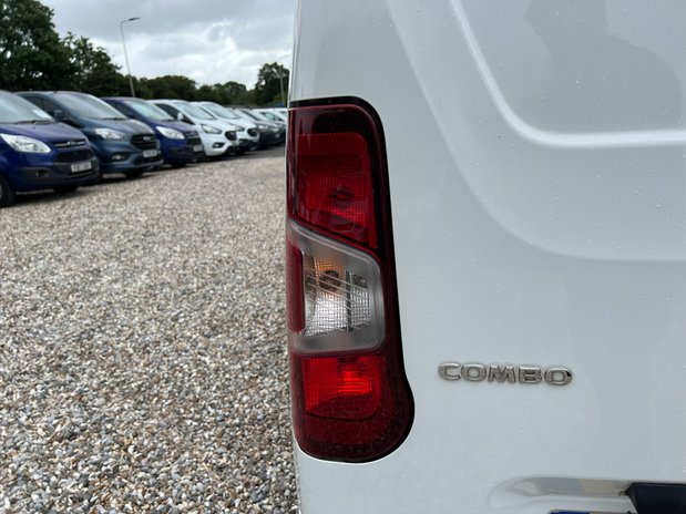 Vauxhall Combo SWB L1H1 Low Roof Sportive 2000 Air Con Sensors Nav EURO 6 NO VAT 24