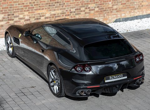 Ferrari GTC4 Lusso T 9