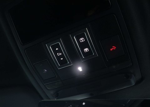 Land Rover Defender 3.0 Defender X-Dynamic HSE D300 MHEV A 4WD 5dr 48