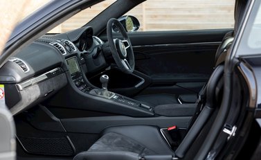 Porsche Cayman GT4 13