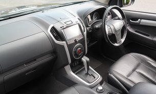 Isuzu D-Max AT35 Just Serviced New Pads and Discs Tow Hitch Tonneau Cover Rev Camera  4