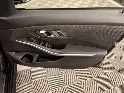 BMW 3 Series 2.0 320d SE Touring Auto Euro 6 (s/s) 5dr 32