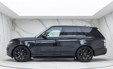 Land Rover Range Rover P565 SVAutobiography Dynamic Black 3