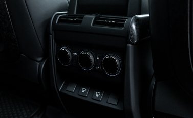 Land Rover Defender OCTA EDITION ONE 27