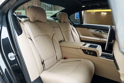 BMW 7 Series M760LI XDRIVE 27