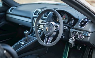 Porsche Cayman GT4 11