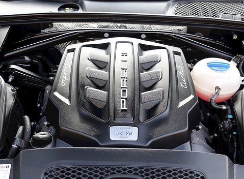 Porsche Macan Turbo 6
