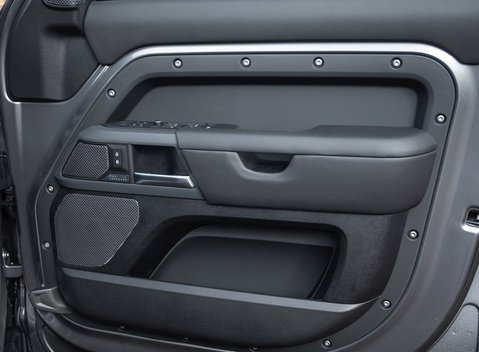Land Rover Defender 110 X P400 27