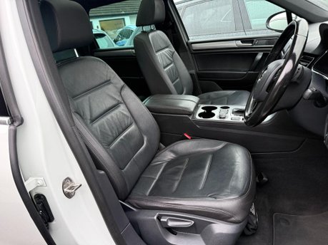 Volkswagen Touareg 3.0 TDI V6 BlueMotion Tech R-Line Tiptronic 4WD Euro 6 (s/s) 5dr 26