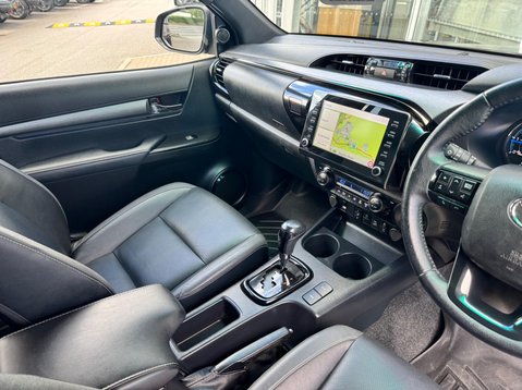Toyota Hilux INVINCIBLE X 4WD D-4D DCB 22