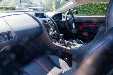 Aston Martin Vantage S V12 Manual 9