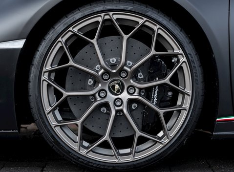 Lamborghini Huracan LP640-4 Performante 10