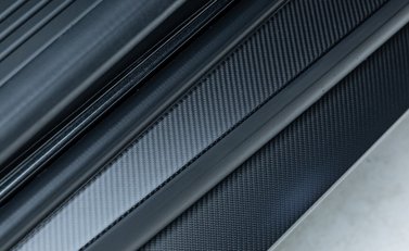 Aston Martin Vanquish V12 25