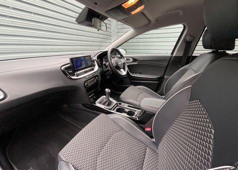 Kia Xceed 1.5 T-GDI CONNECT ISG 14