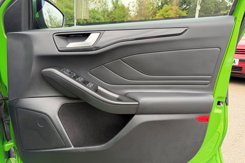 Ford Focus ST -PAN ROOF -PARKING/PERFORMANCE/ASSIST PACKS -HUD -B&O - MEAN GREEN 40