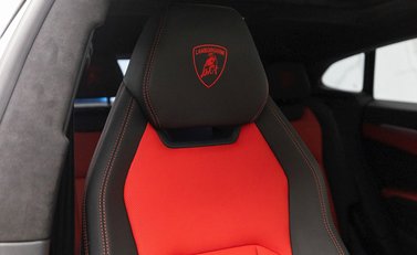 Lamborghini Urus 12