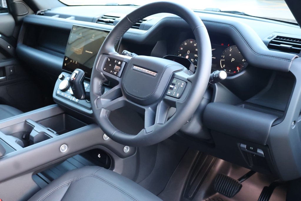 Land Rover Defender 110 2026  MODEL D350 HARD TOP X-DYNAMIC HSE SEEKER STYLED  REAR GENUINE SEATS 14