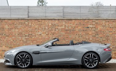 Aston Martin Vanquish Volante 2