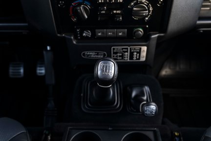 Land Rover Defender 110 Adventure 25