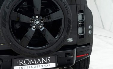 Land Rover Defender 90 V8 Bond Edition 26