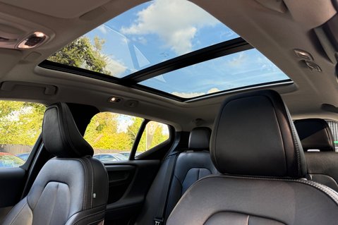Volvo XC40 B4 INSCRIPTION PRO AWD MHEV - ONE OWNER - PAN ROOF - APPLE CARPLAY  3