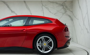 Ferrari GTC4 Lusso V12 40
