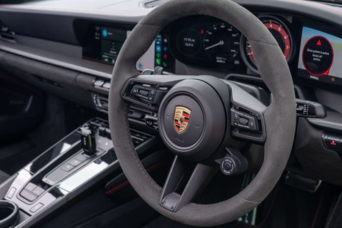 Porsche 911 Targa 4 GTS PDK 12