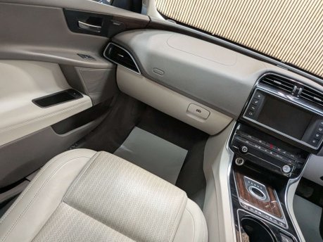 Jaguar XE 2.0 XE Portfolio i Auto 4dr 58