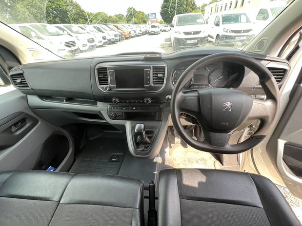 Peugeot Expert MWB L2H1 Low Roof Professional 2700 Air Con Tow Bar EURO 6 NO VAT 28