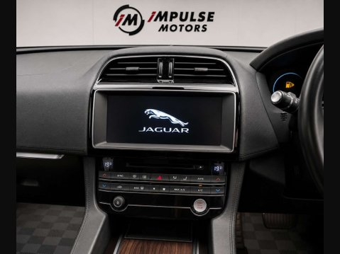 Jaguar F-Pace 2.0 F-PACE Portfolio AWD D Auto 4WD 5dr 8