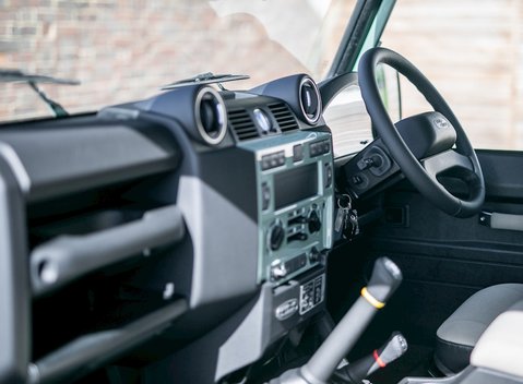 Land Rover Defender 90 Heritage 16