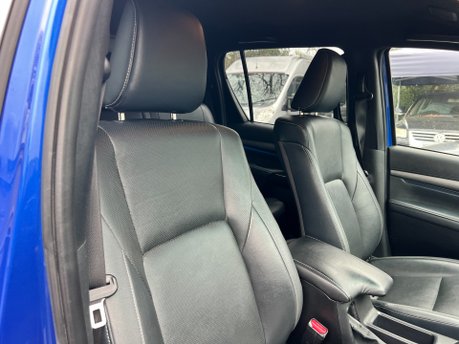 Toyota Hilux 2.8 INVINCIBLE X 4WD D-4D DCB AUTOMATIC 17