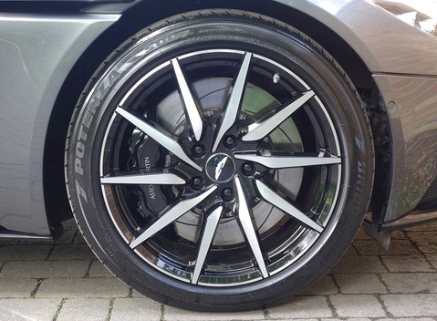 Aston Martin DB11 10