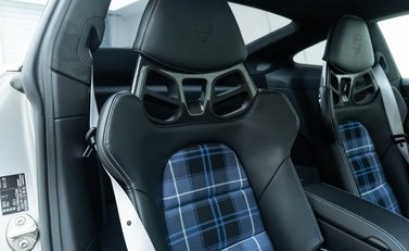 Porsche 911 GT3 Touring (992) 12