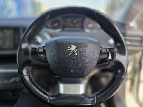 2017 Peugeot 308 thumbnail 21