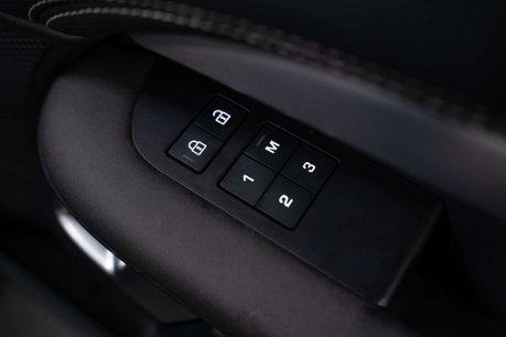 Land Rover Discovery 3.0 Discovery R-Dynamic SE D MHEV Auto 4WD 5dr 30