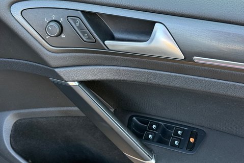 Volkswagen Golf GTI PERFORMANCE TSI DSG - PANORAMIC SUNROOF  35