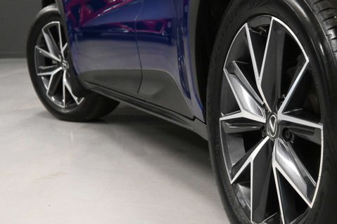 Lexus LBX 1.5 LBX Premium + CVT 5dr 17