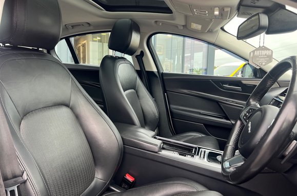 Jaguar XE 2.0 D PORTFOLIO AUTO 16