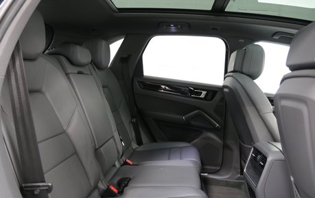 Porsche Cayenne V6 e-Hybrid - Pan Roof, Air Suspension, Head Up Display 9