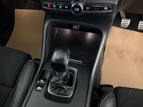 Volvo XC40 2.0 D3 R-Design Euro 6 (s/s) 5dr 23
