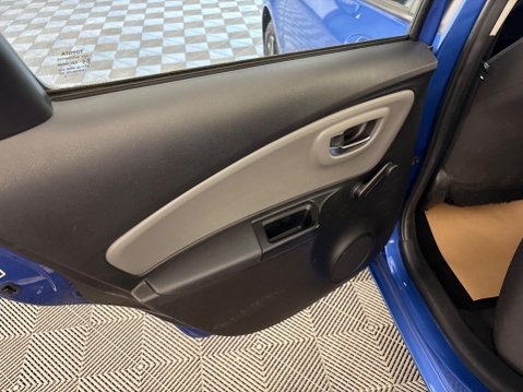 Toyota Yaris 1.5 VVT-i Icon Tech Euro 6 5dr 29