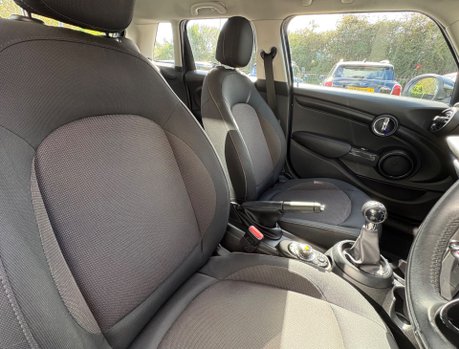 Mini Hatch Cooper 1,5 Petrol Manual Pepper Nav 5 door - APPLE CARPLAY - REAR PARK 4