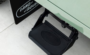 Land Rover Defender 110 Heritage 25