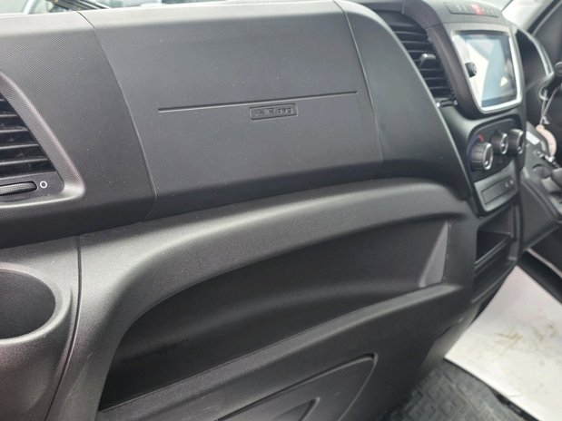 Iveco Daily 35C Hi-Matic Business Curtain / Box with column Tail-lift 21