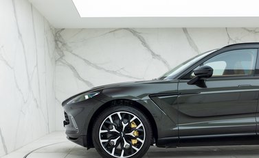 Aston Martin DBX 24
