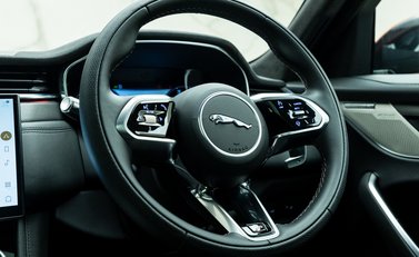 Jaguar F-Pace SVR 11